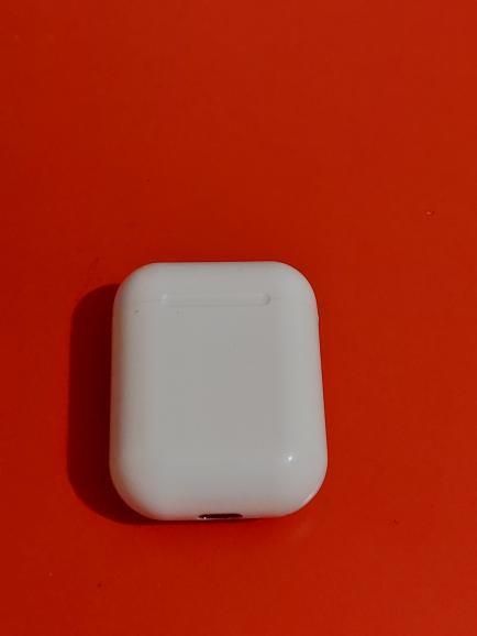 СРОЧНО. Хочу продать AirPods i9S беспроводные, с белым чехлом и брелко