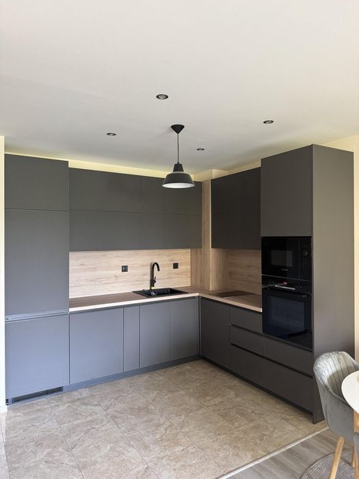 Дава се под наем Тристаен апартамент в Пловдив, Младежки Хълм - 122 кв.м за 1000 € - Снимка #2