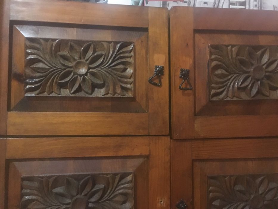 шкаф с дърворезба ,тракийски стил ръчно изработен подходящ за ресторан