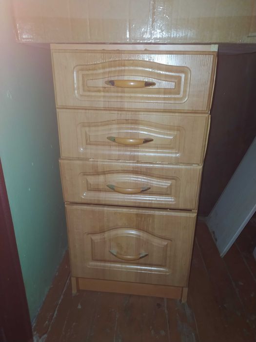 Тумбочка, гардина даром