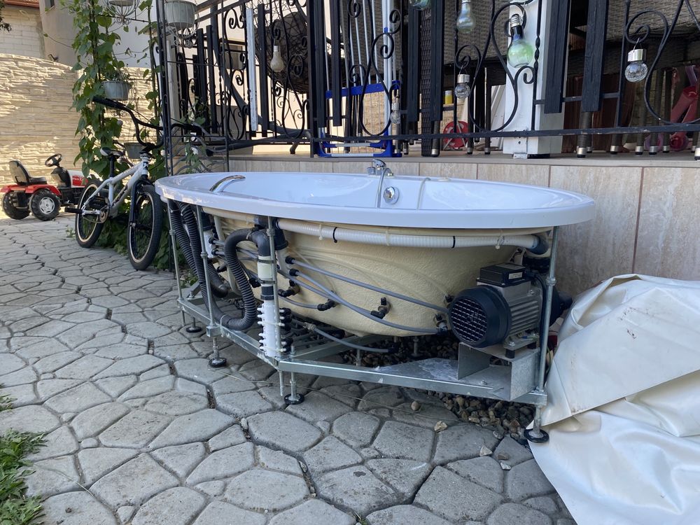 Cadă tip jacuzzi cu hidro-masaj