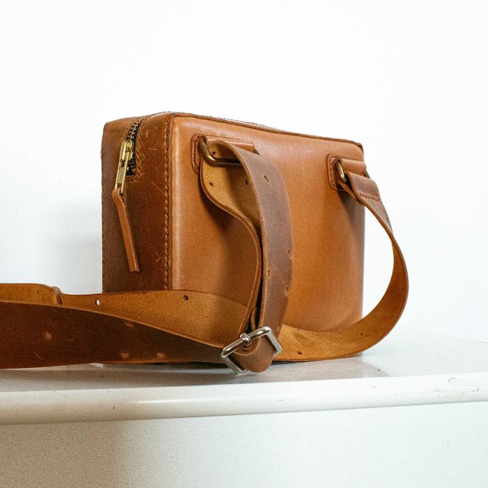 Genți din piele naturală lucrate manual