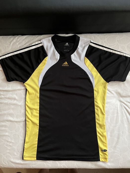 Тениската e без забележки и е много яка !