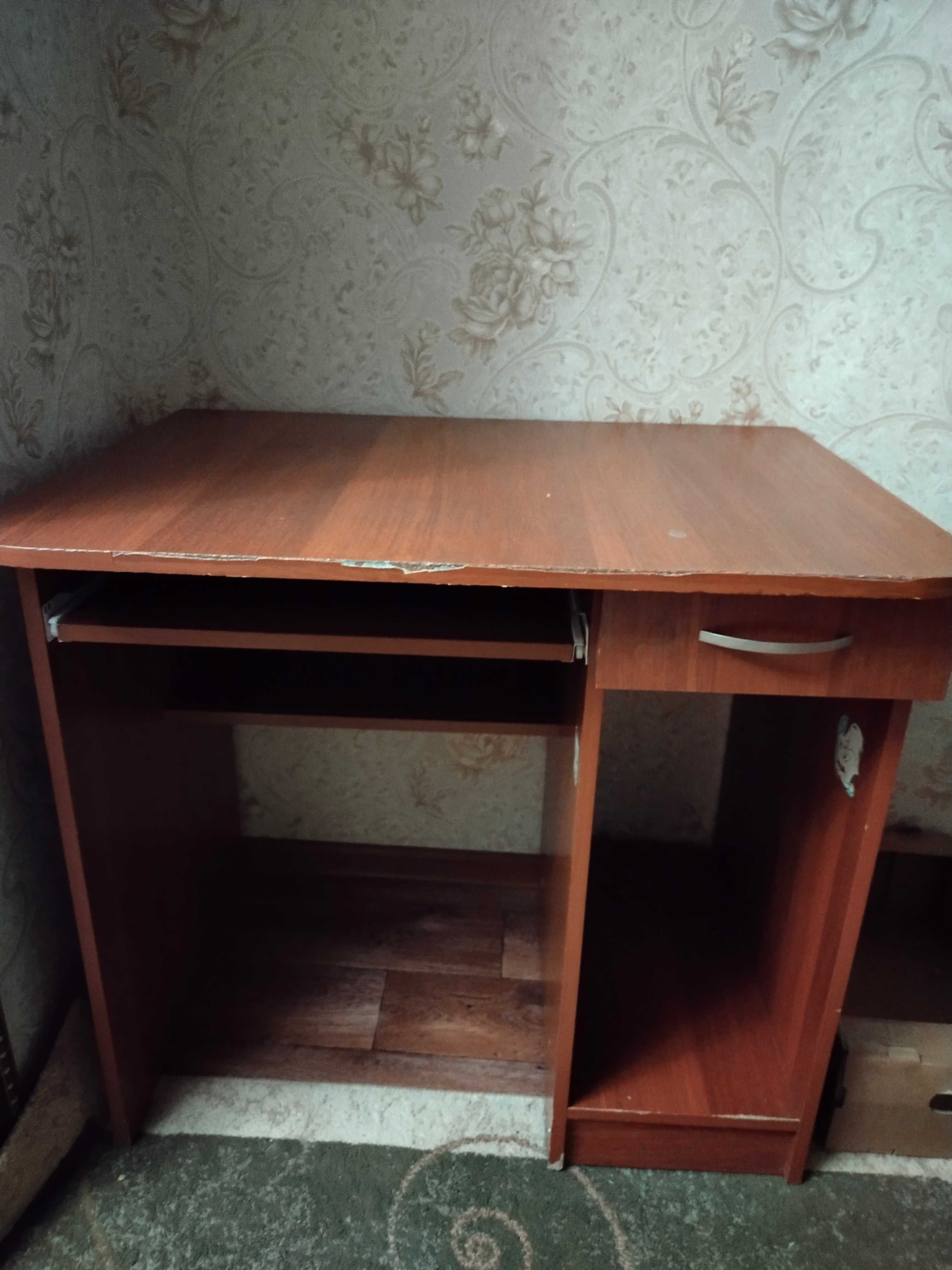 Стол компьютерный.