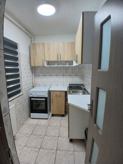 Închiriez garsoniera  str. Democrației