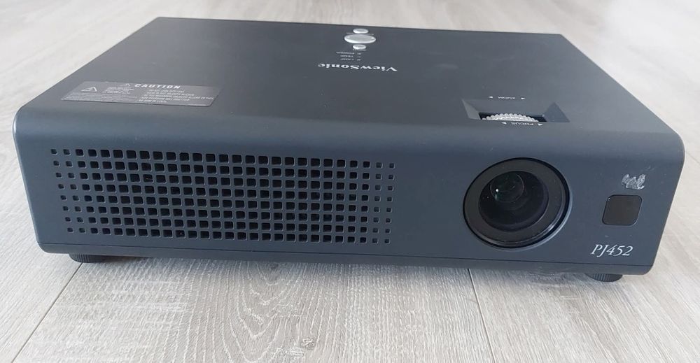 Videoproiectorul ViewSonic PJ452 este un proiector portabil XGA. Acest