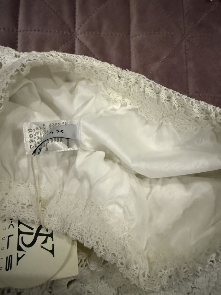 Set de plaja pantaloni scurti si top din dantela