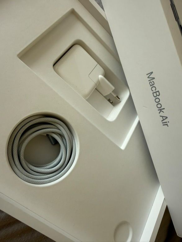 MacBook Air 13 inch, M4 2025, Sky Blue