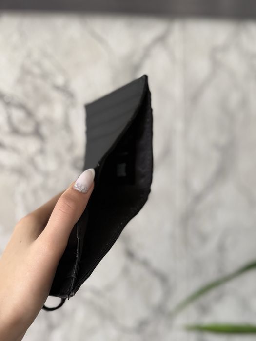 Дамско портмоне Guess – черно, елегантно и компактно