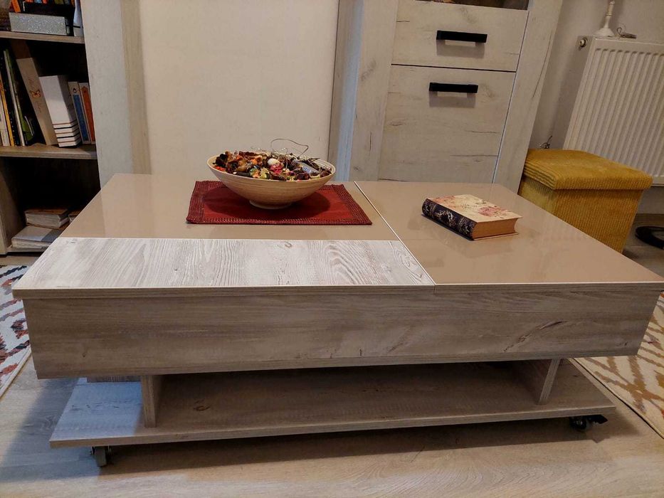 Masă living pe roți și 4 locuri de depozitare.