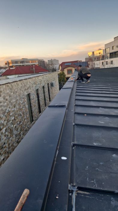 Echipa dulgheri și tinichigii executam acoperișuri și reparații .