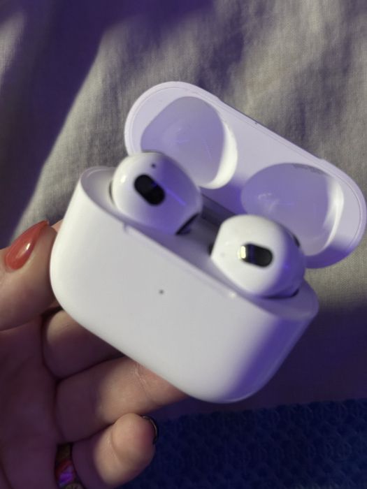 AirPods 3 в хорошем состоянии, чехол в подарок