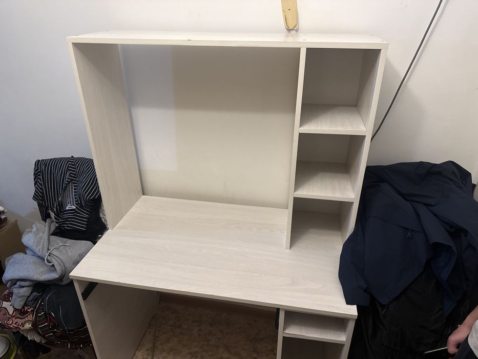 Продаётся шкафы и стол компактный  торг есть