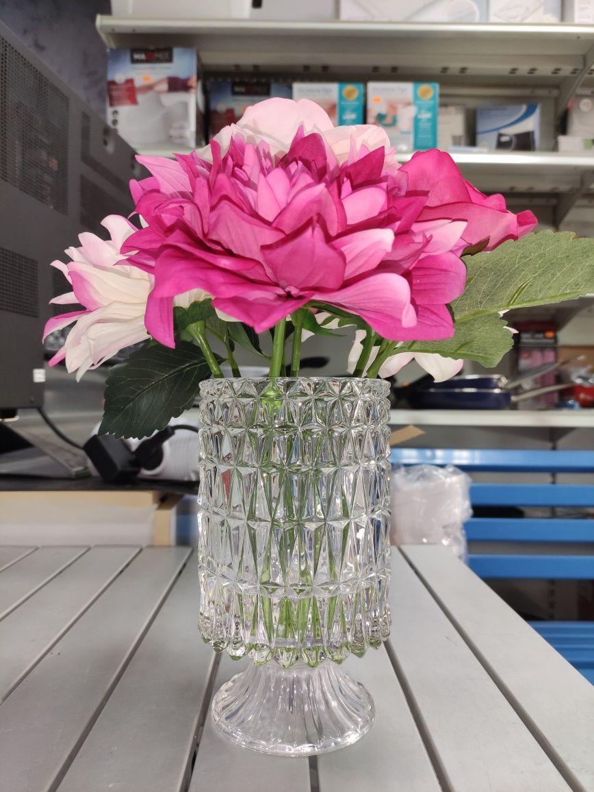 Стъклена ваза HSE 24 Germany с букет изкуствени цветя от висок клас!
