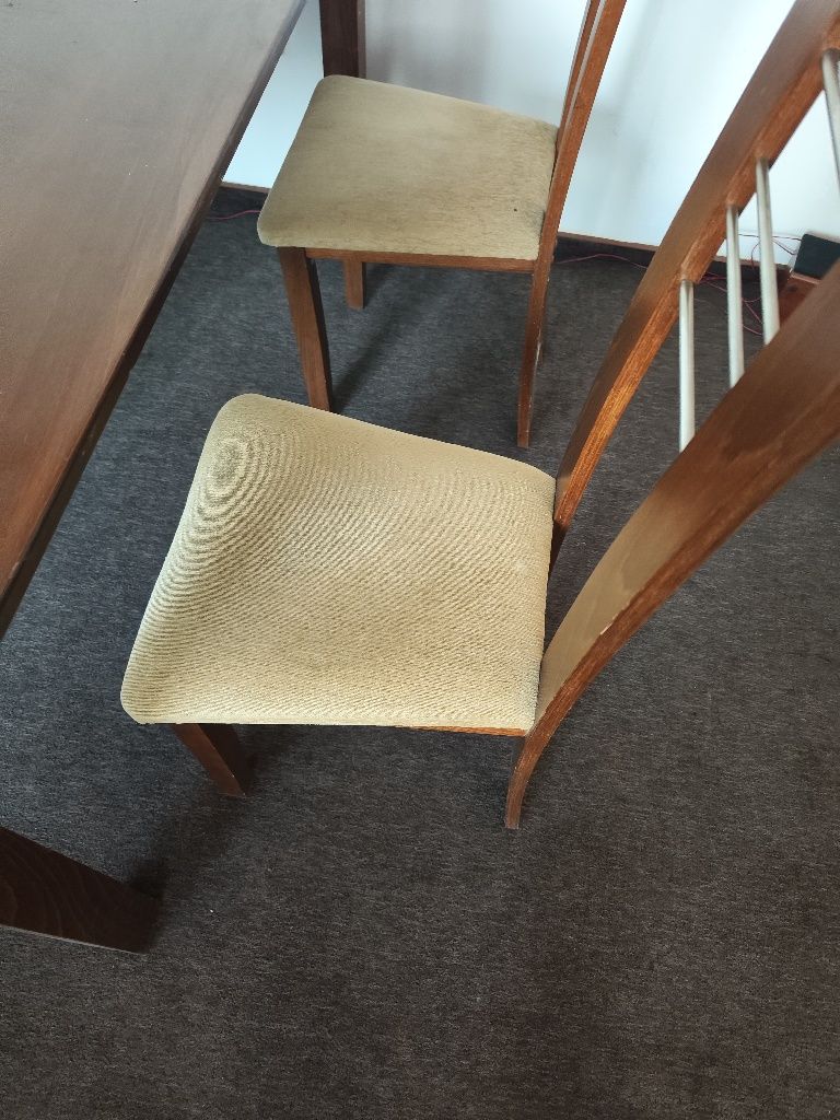 Mese și scaune de restaurant