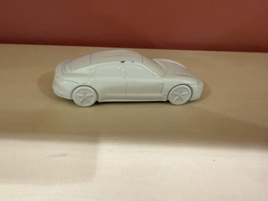 Колекционерска метална количка Porsche Taycan 1:43