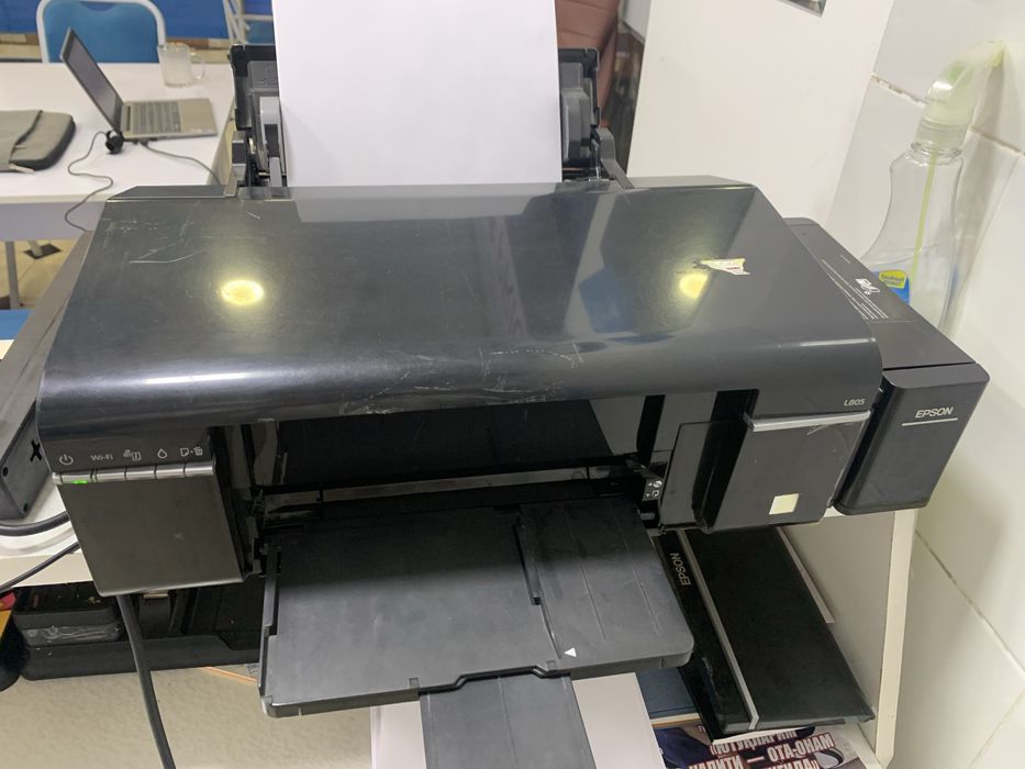 Monitor va Epson ranglik printer sotiladi