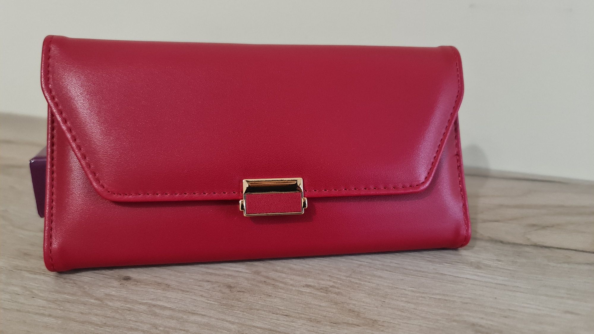Червено дамско портмоне