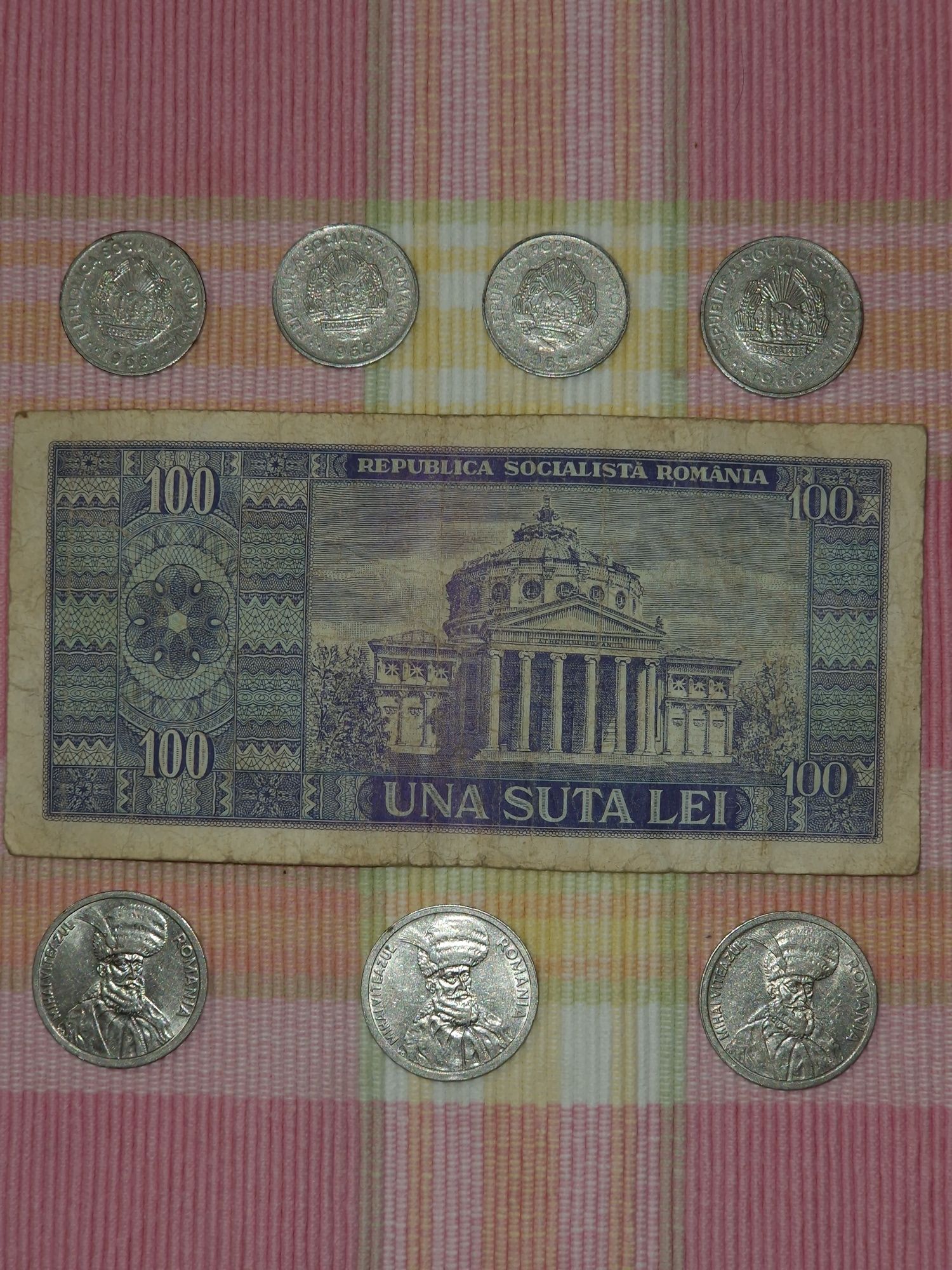 Monede și bancnote vechi.