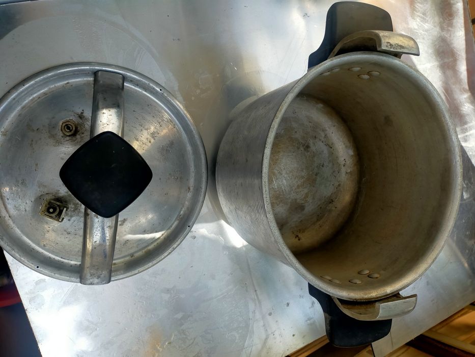 Скороварка, вазы,сушуар, барный стол, лампа