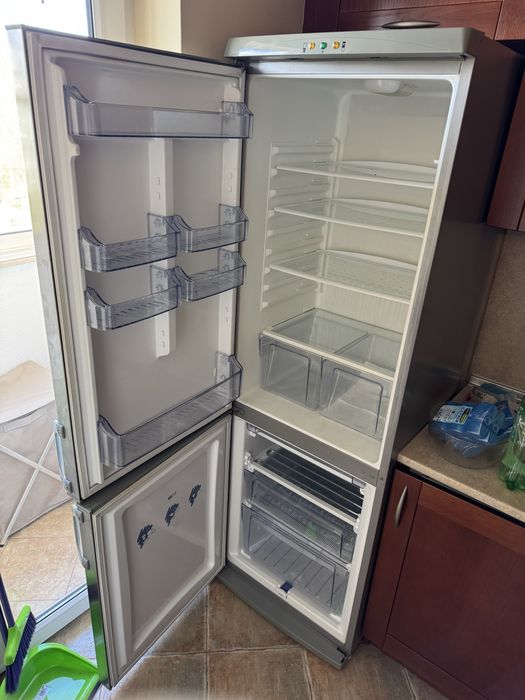 Хладилик Crown с размери 60х57х185см