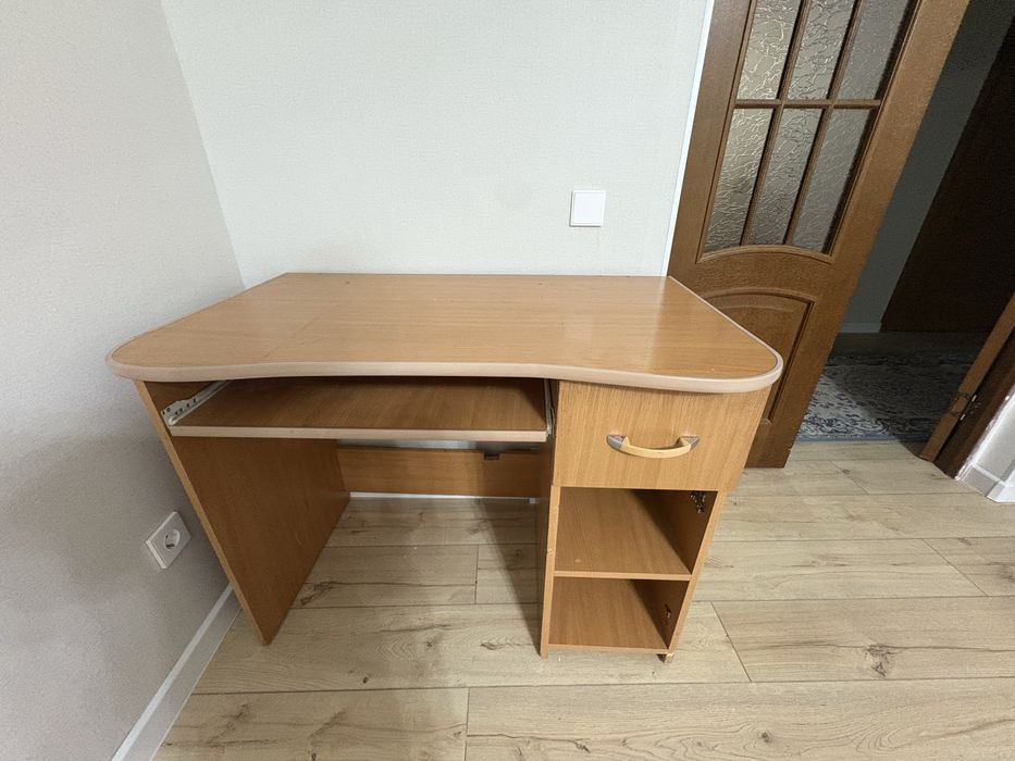 Продам компьютерный стол