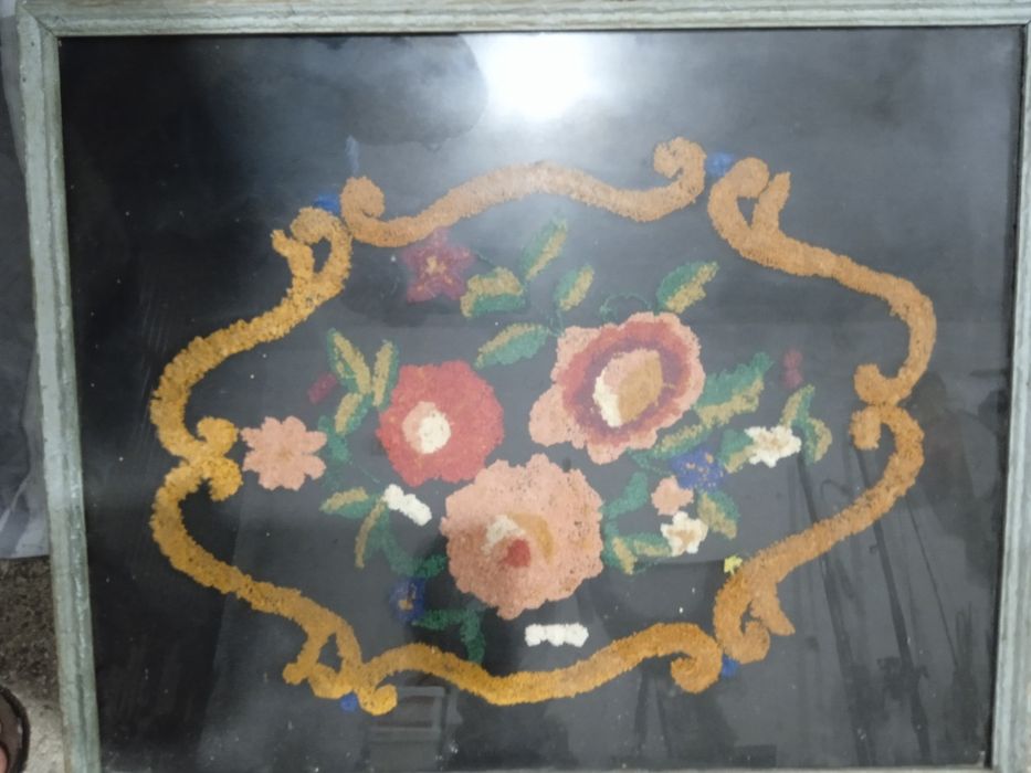 Картина везана с конци