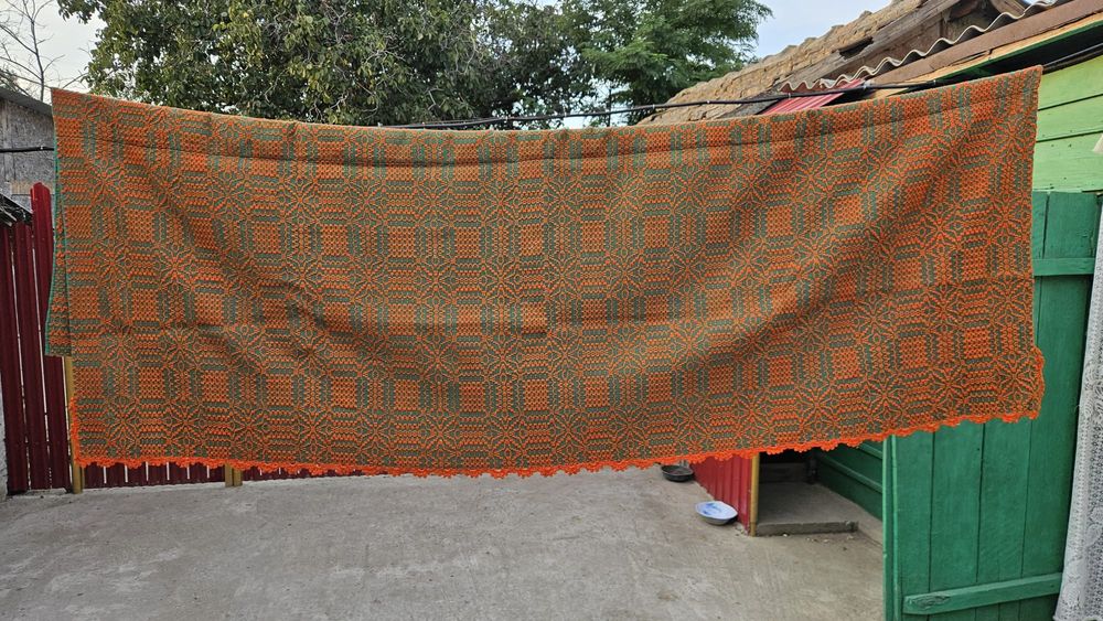 Cuverturi  foarte vechi, bine  întreținute, țesute  la  război