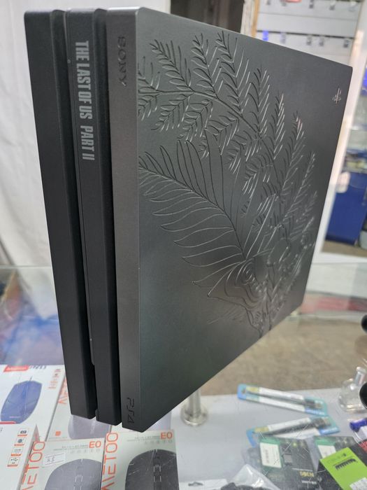 Продается игровой консол Sony Playstation 4 PRO 1202 взломанные версия