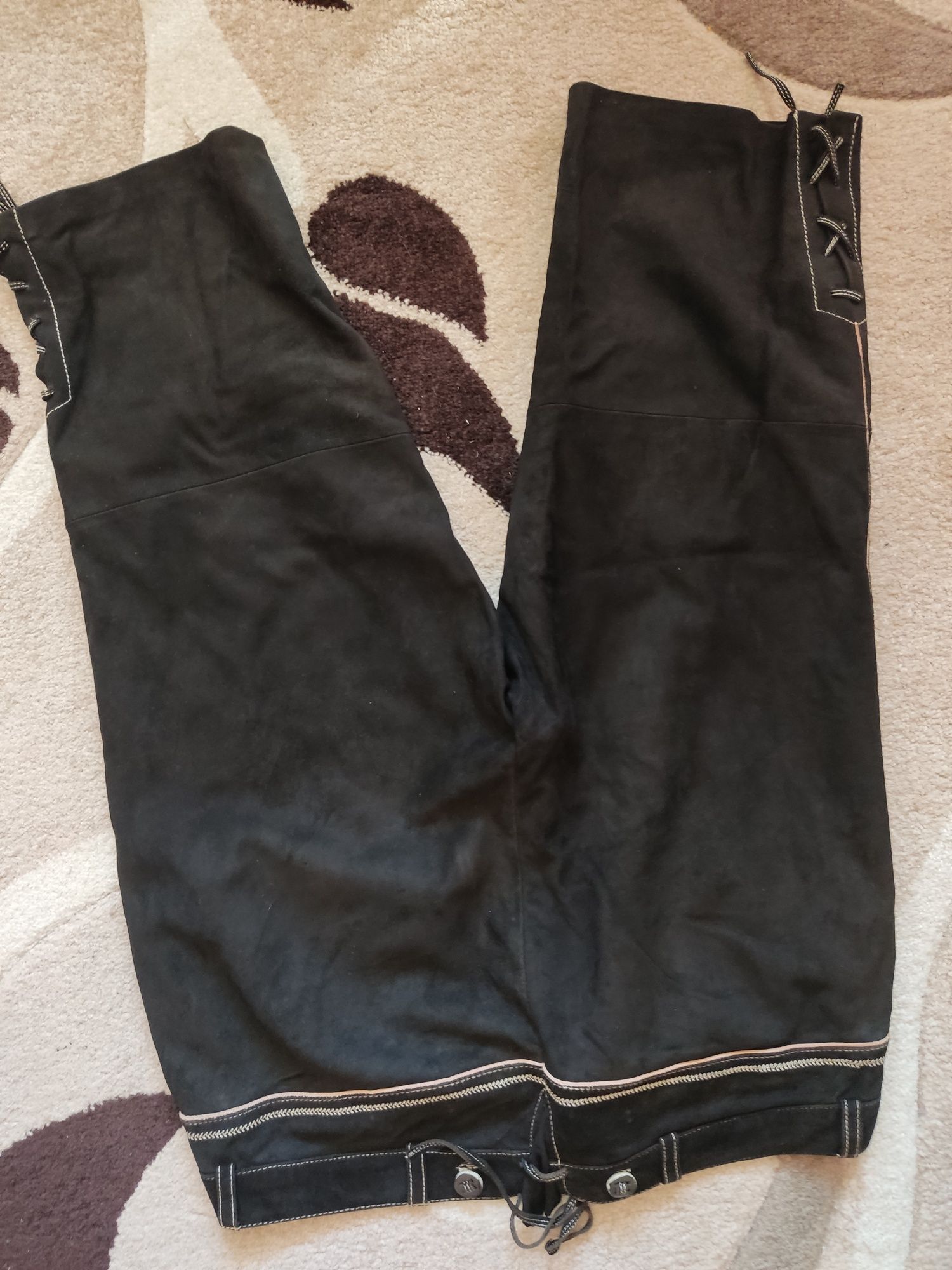 Vând pantaloni trei sferturi bavarezi din piele  culoare neagră