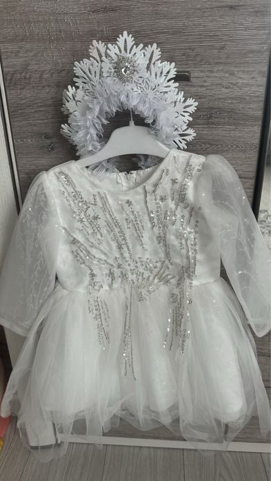 Платьяс короной для девочки  2-4 лет на прокат