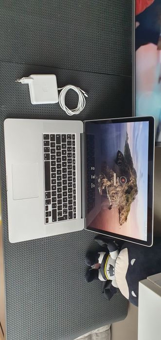 Macbook pro 15 inch late 2013 73 cicluri incarcare i7 8gb ram 512