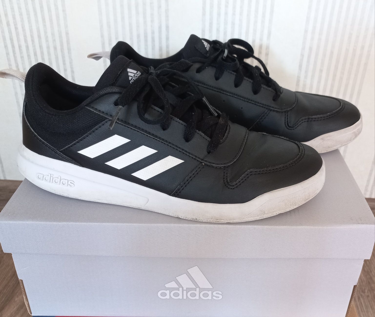 Adidas оригинални детски кожени маратонки - размер 39,5