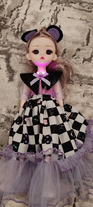 Păpușă flexibilă care cântă nouă