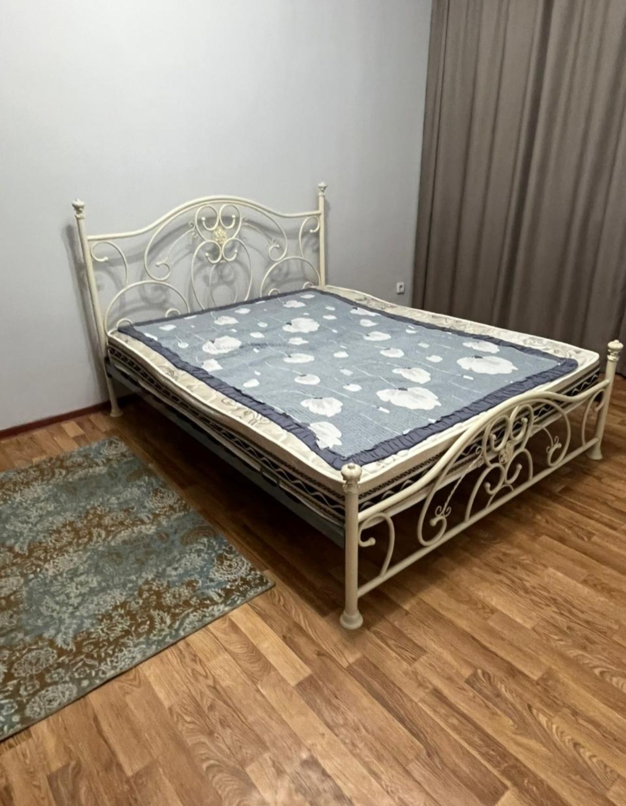 Двуспальная кровать