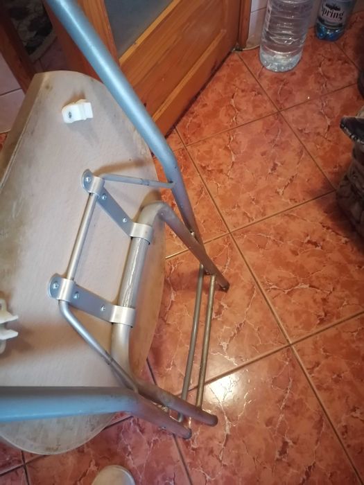 Vând masa de bucatarie cu scaune