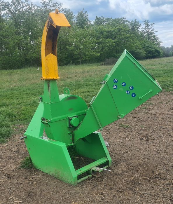 Tocator resturi vegetale, crengi. Actionat la tractor