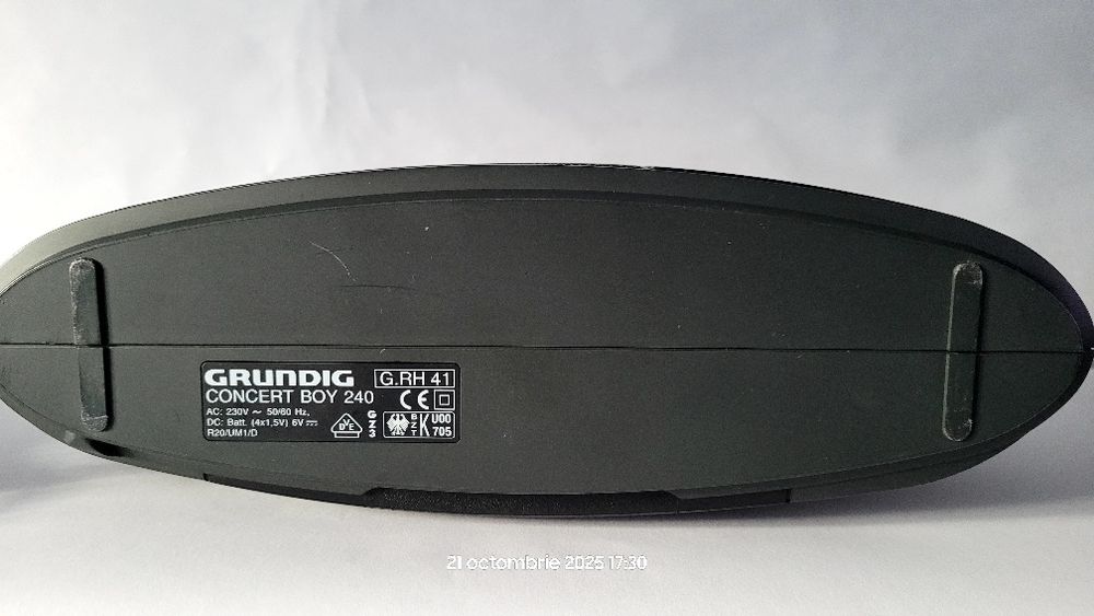 Aparat radio Grundig Boy 240 cu 4 lungimi undă