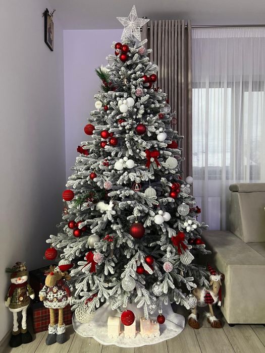 Brad artificial de craciun. Decoratiunile nu sunt incluse