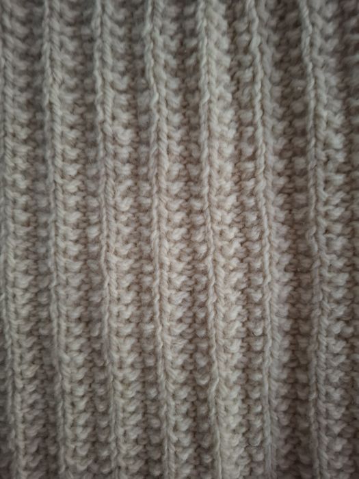 Fusta din lana tricotata manual