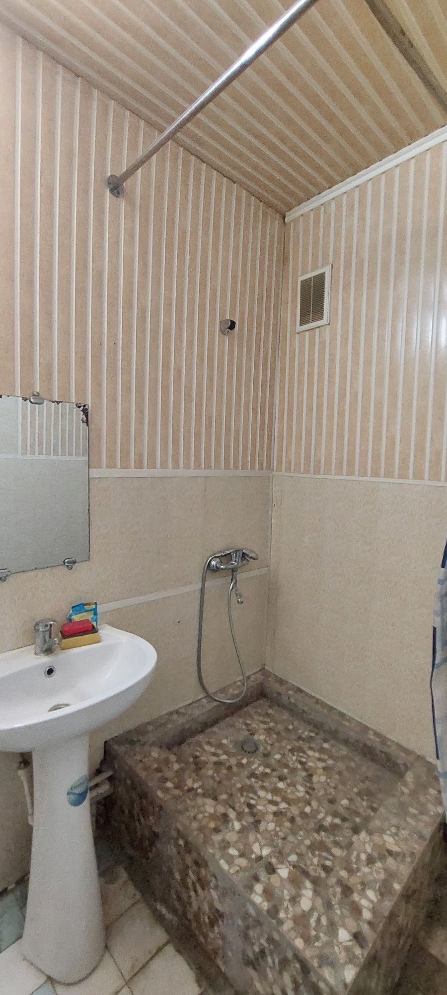 2 ком. квартира (2/1/2), 60 м². Сергели, Спутник 5. Дом кирпичный.