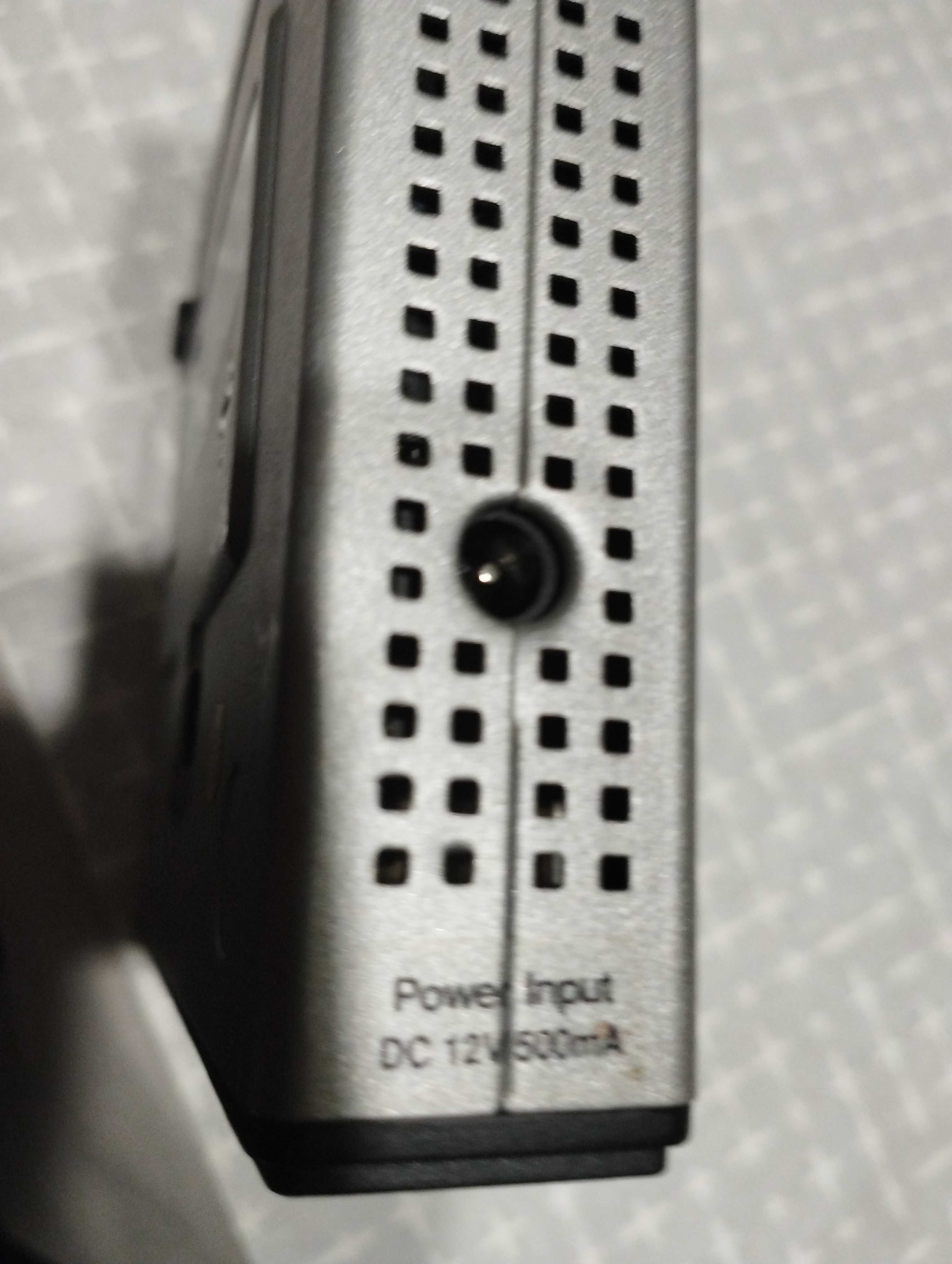 Суич Linksys (Cisco) 8 порта с входно напрежение 9 - 12 волта.
