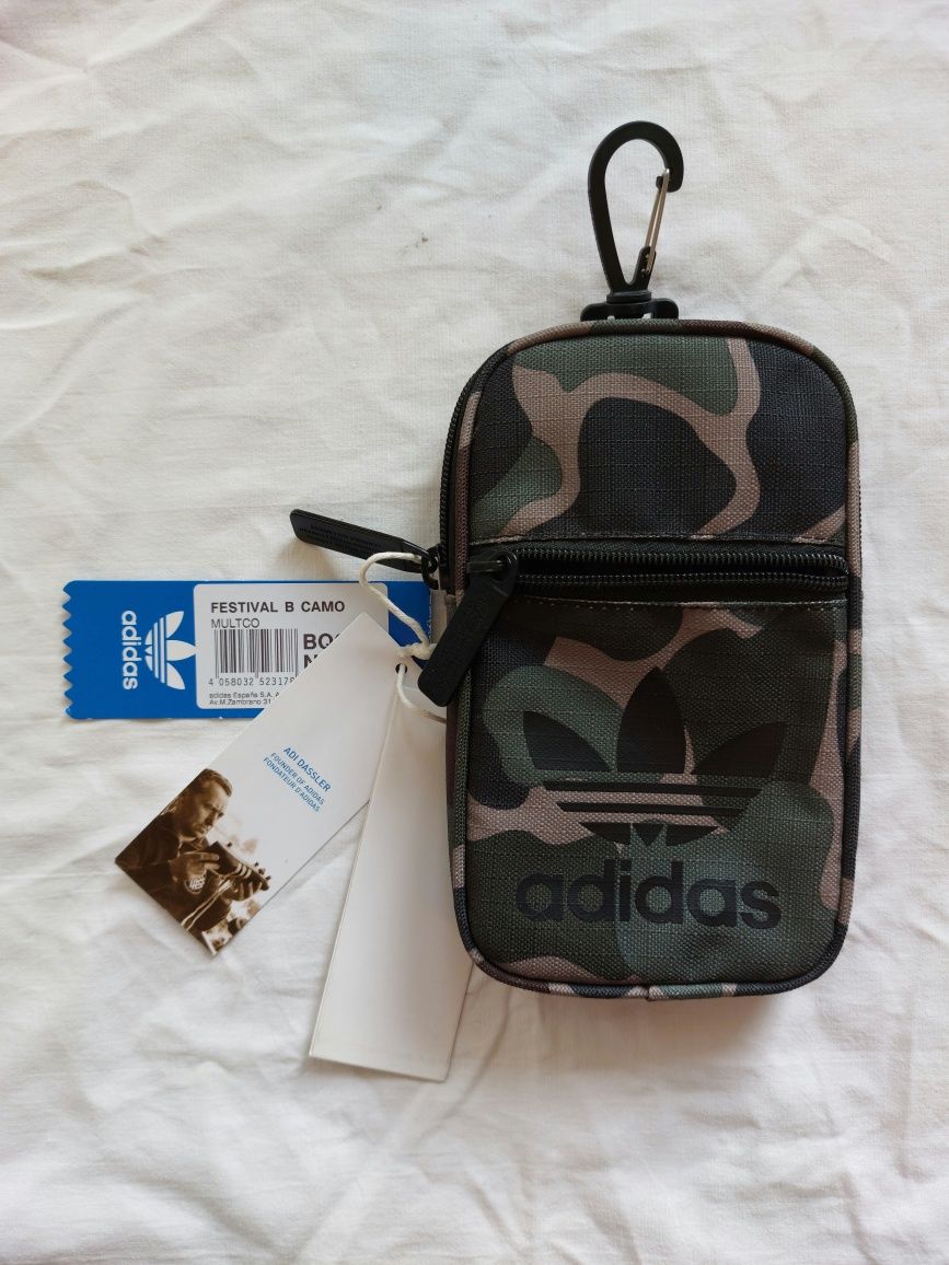 Продавам чантичка Adidas Festival B Camo