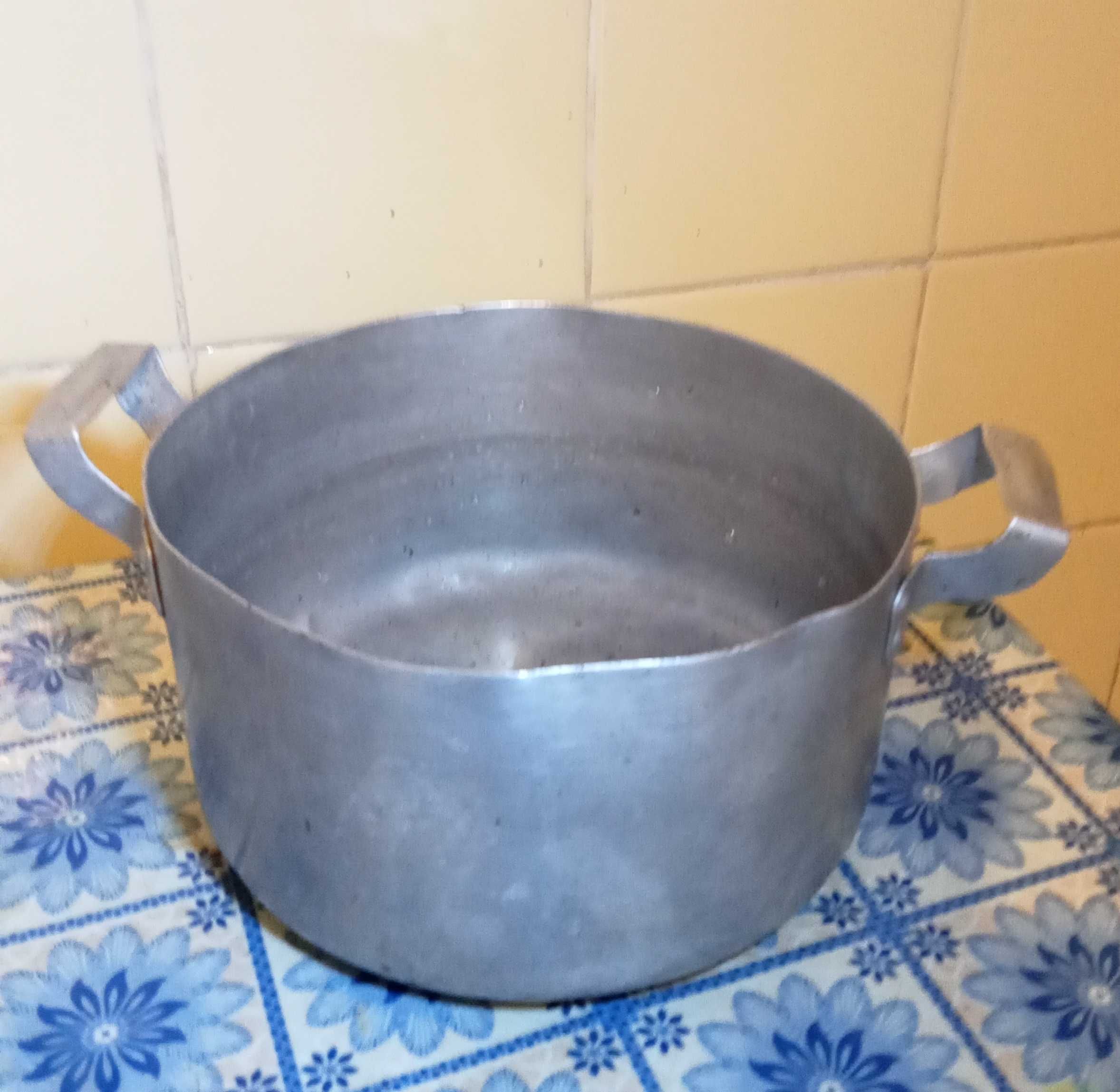 Продам. Большую Советскую эмалированную кастрюлю. Кастрюли алюминиевые