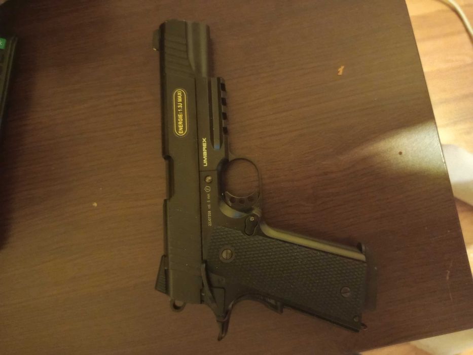 Vând pistol airsoft full metal
