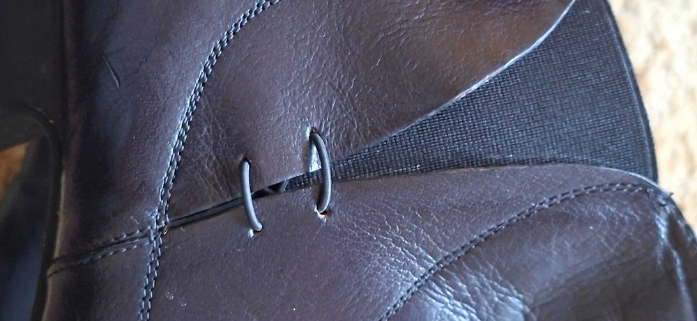 Botine din piele, negre, cu un mic toculet, marimea 39