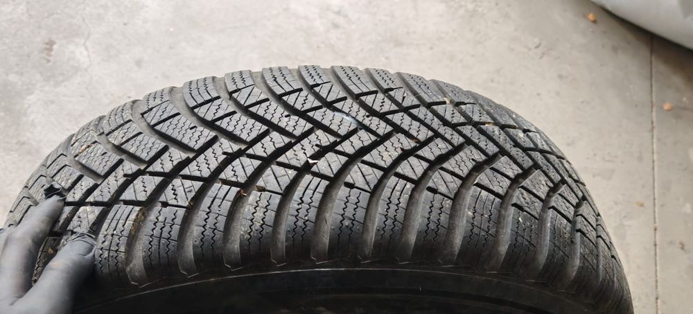 Vând 4 roți iarnă echipate complet cu jante de aliaj
Se potrive