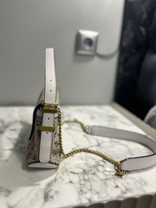 Топ оферта за оригинална чанта GUESS