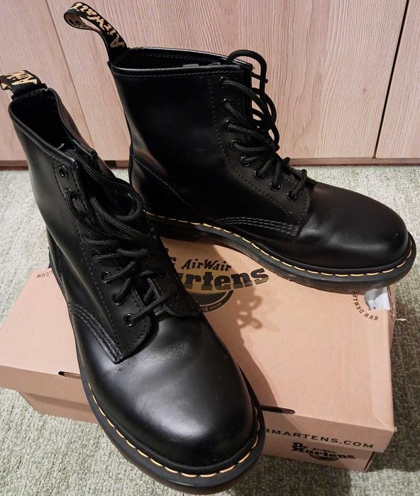 Vând ghete Dr. Martens Black Smooth 41, ca noi