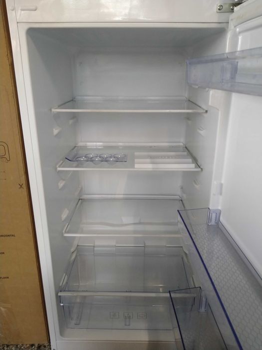 Хладилник с горна камера Beko